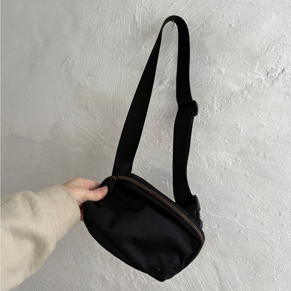 Lululemon everywhere belt bag in black - Picture 7 of 8